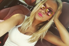 Nele to v autě sluší, i když zrovna nemá obleček hostesky.